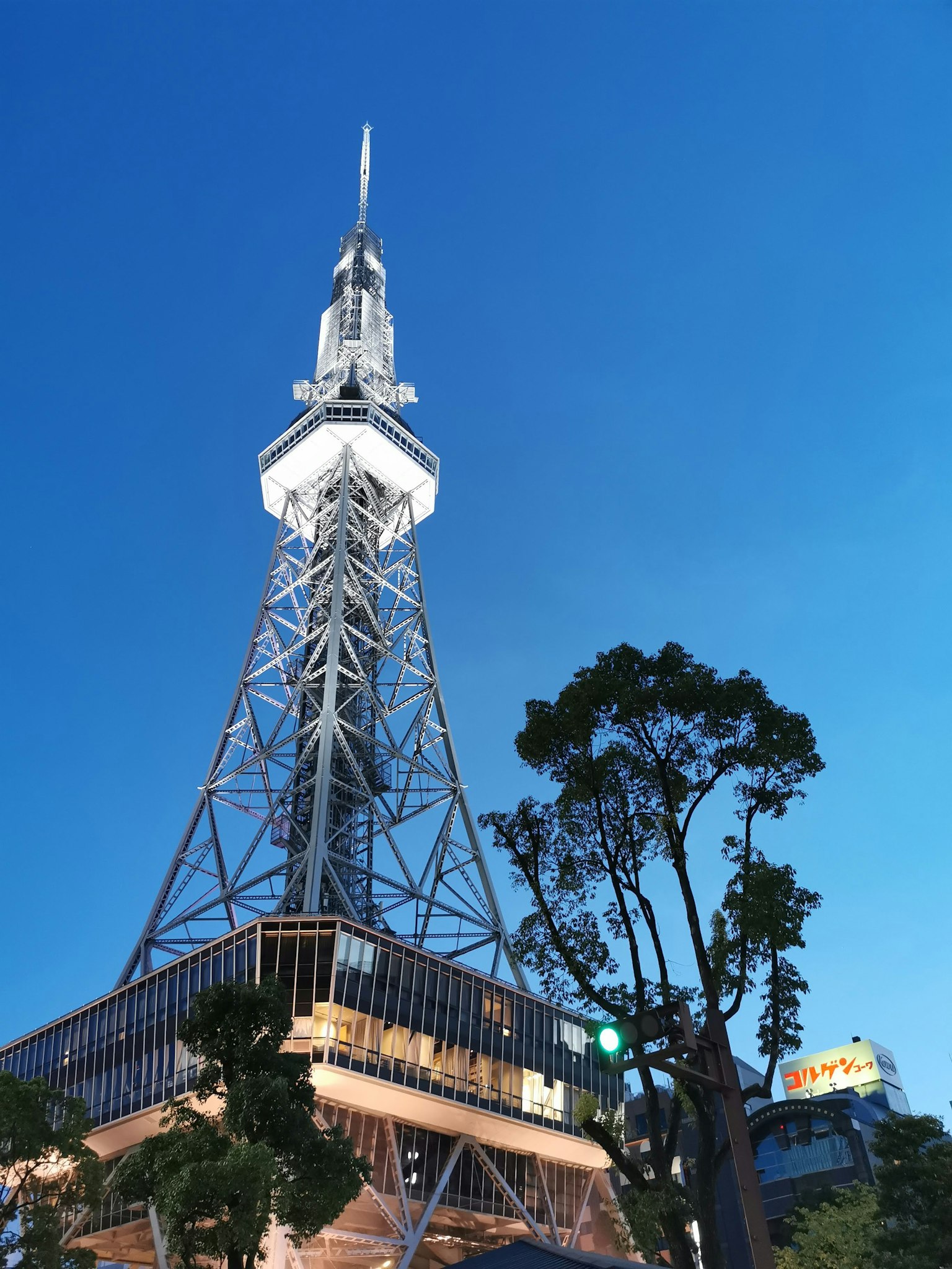 名古屋電視塔的夜景和藍天
