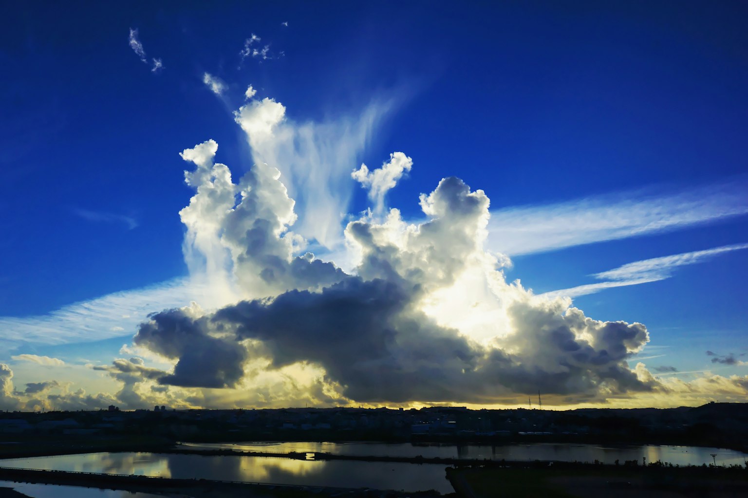 Nubes blancas grandes iluminadas por el atardecer contra un cielo azul