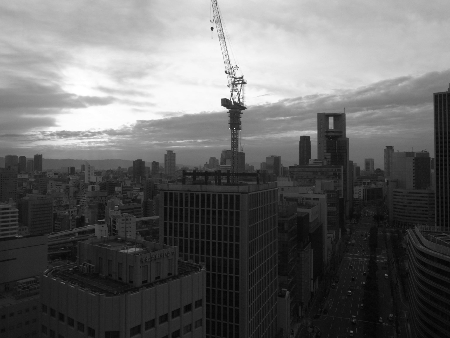 Monochrome Stadtansicht mit einem Baukran