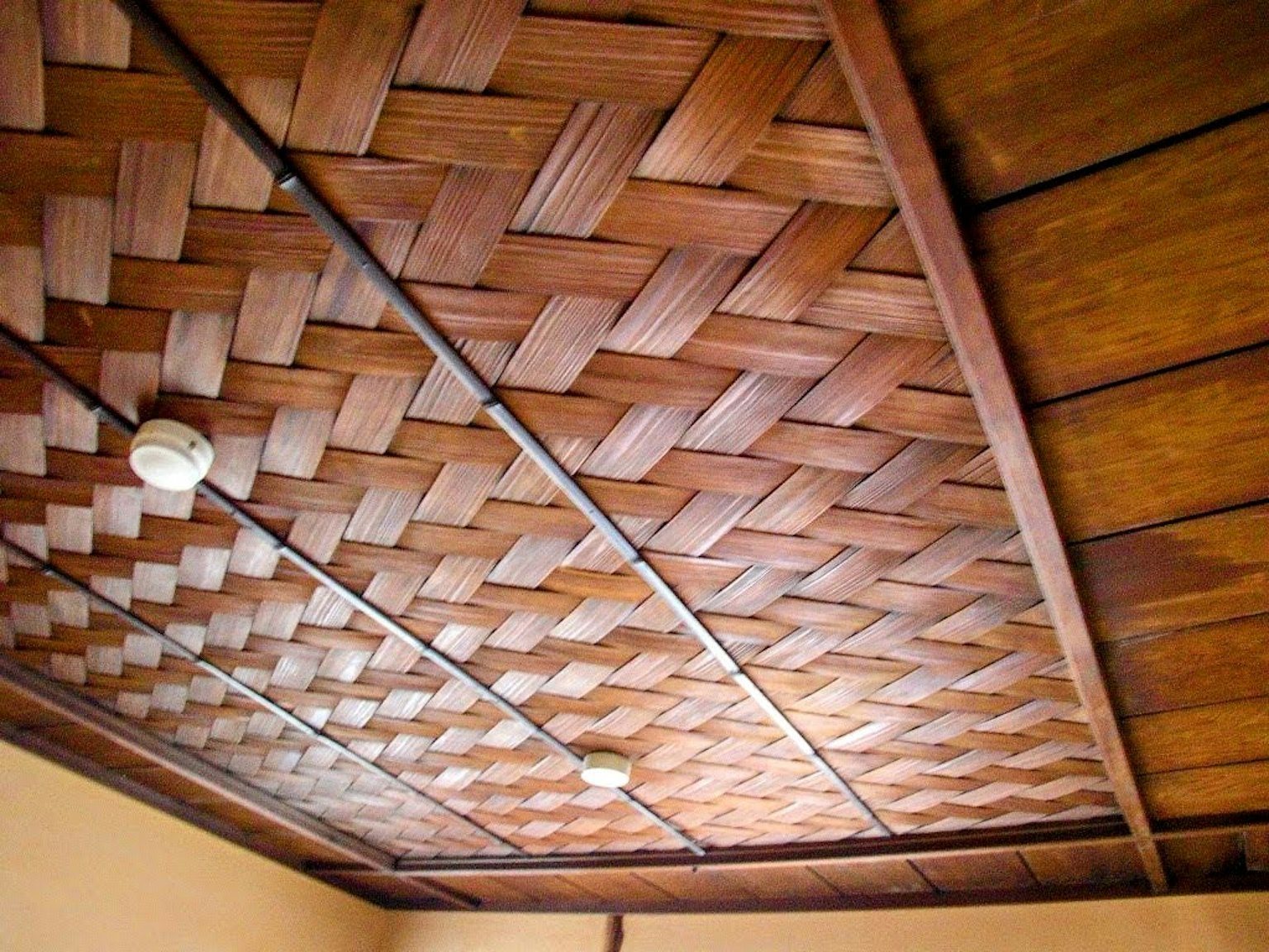 Trần nhà bằng gỗ đan với đèn