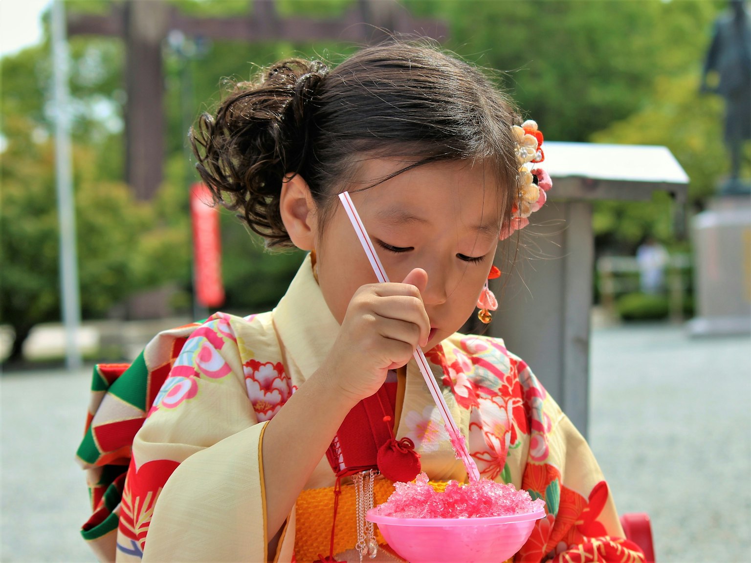 Una ragazza in kimono che gusta il ghiaccio tritato