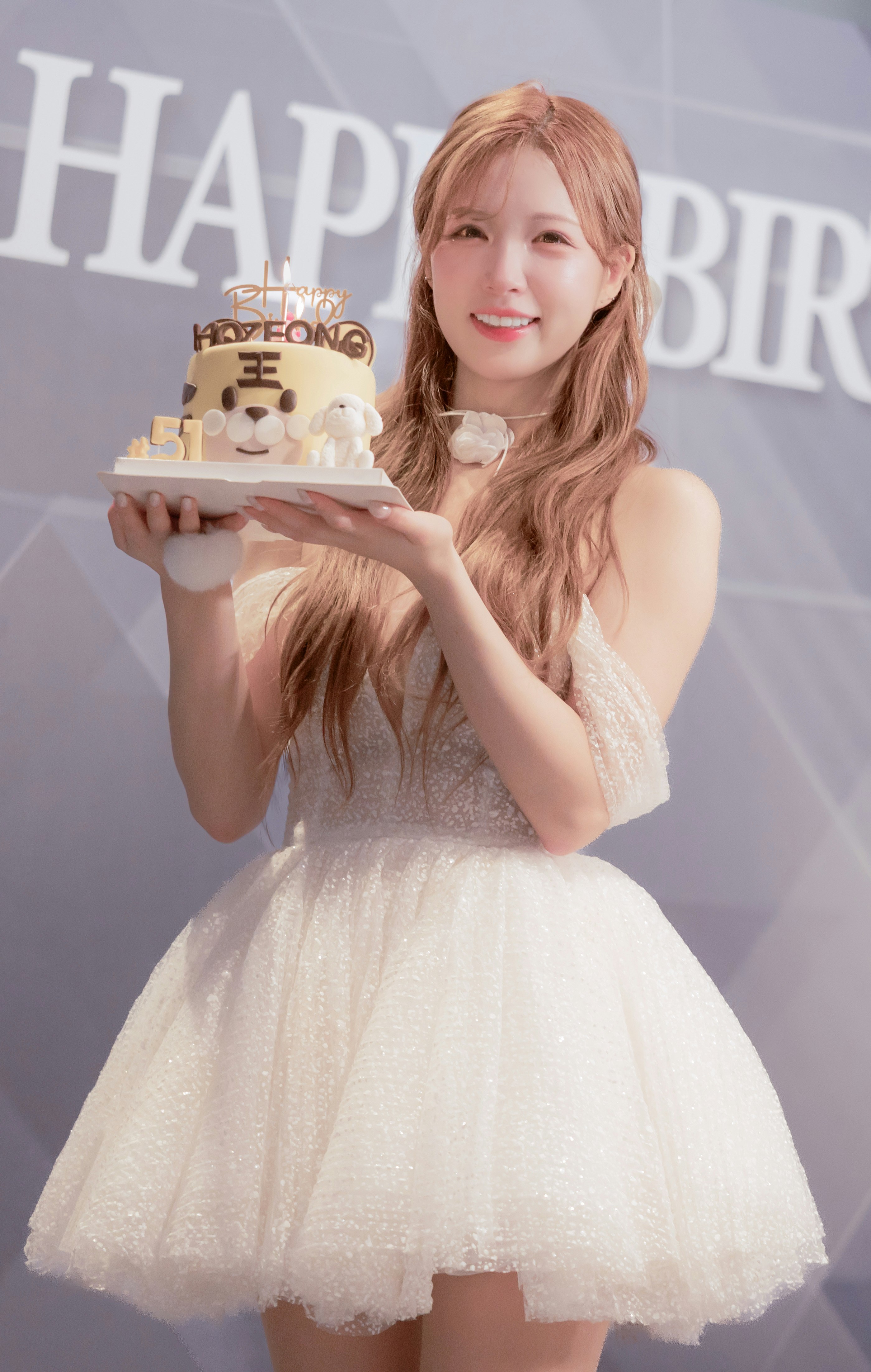 ケーキを持つ女性モデルのバースデー衣装の撮影会