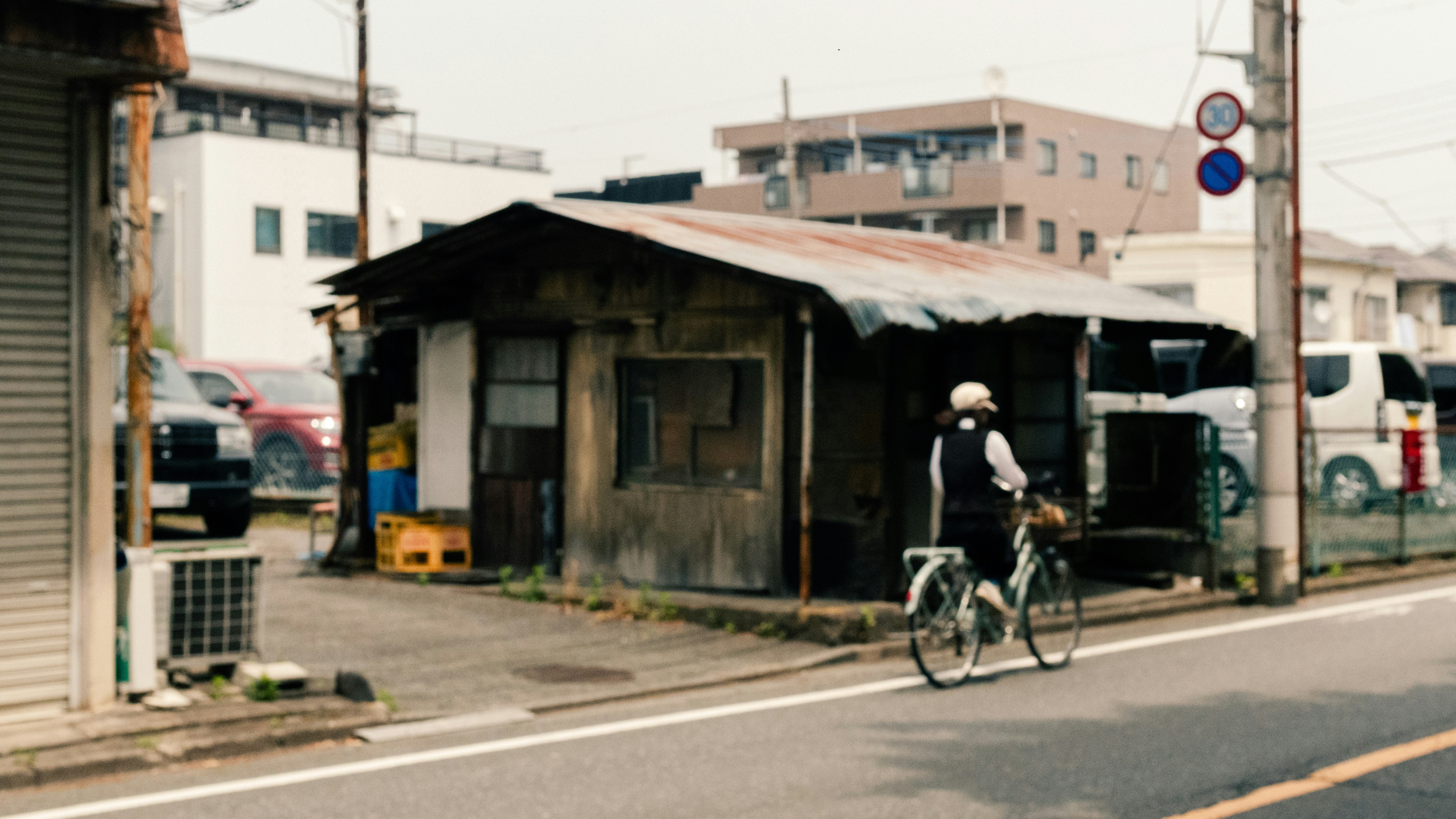 烧鸟店门前小巷的店檐与自行车