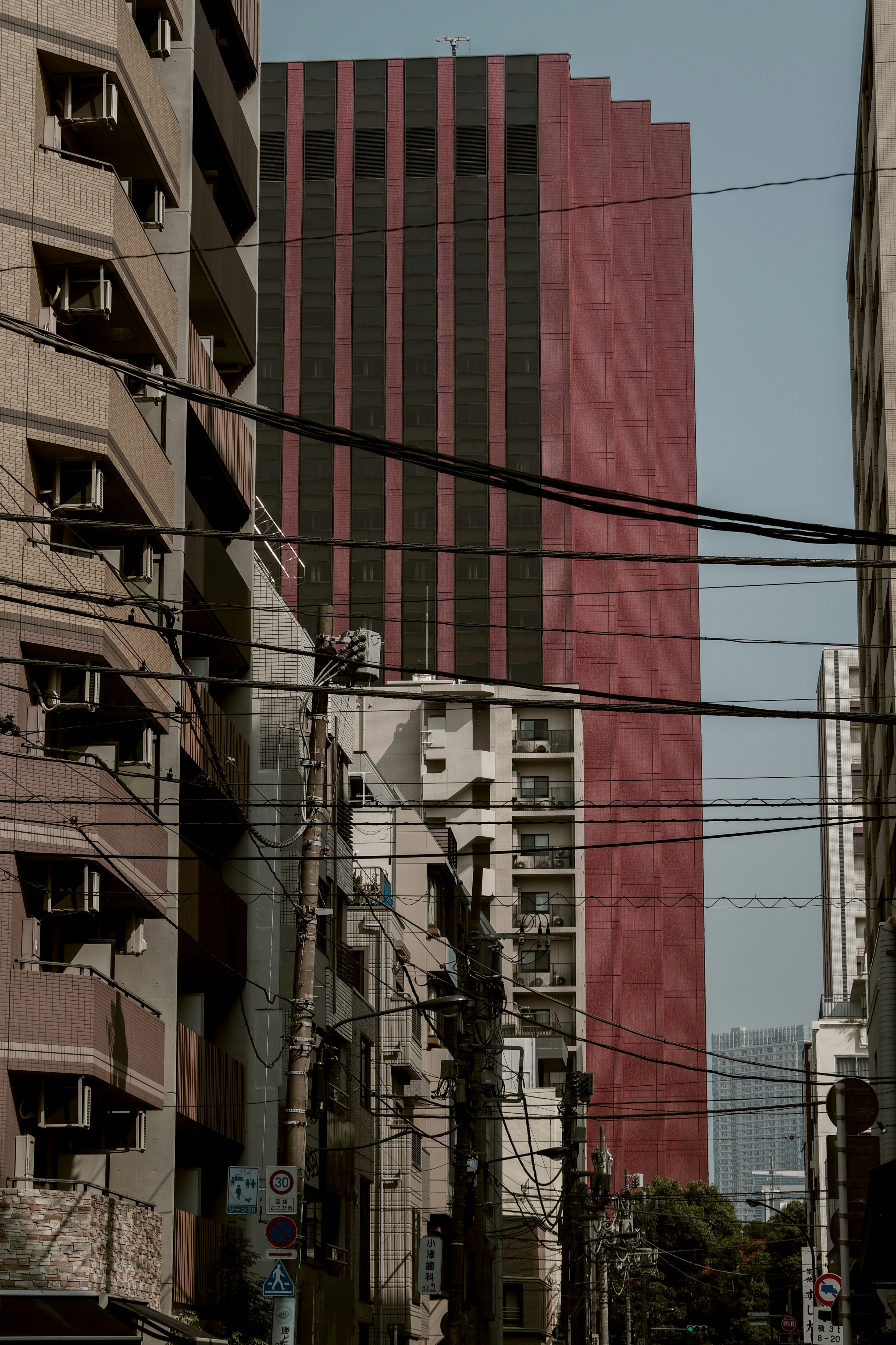 築地の路地に面したビル群の街並み