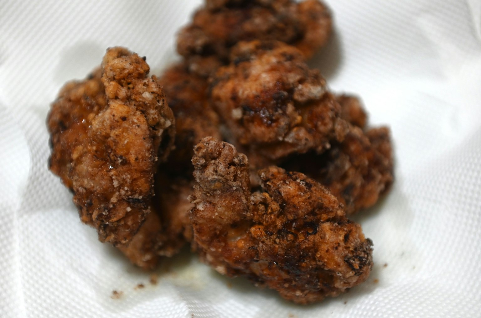 炸鸡特写，带有酥脆的棕色外壳