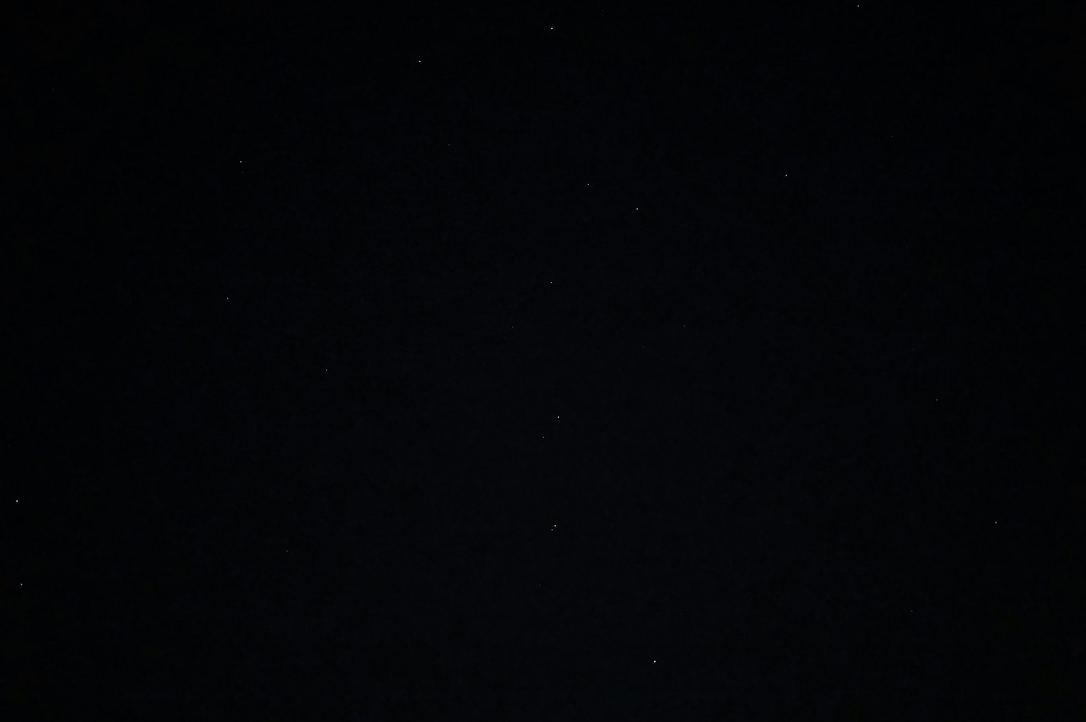 黑暗背景上散佈星星的夜空圖像