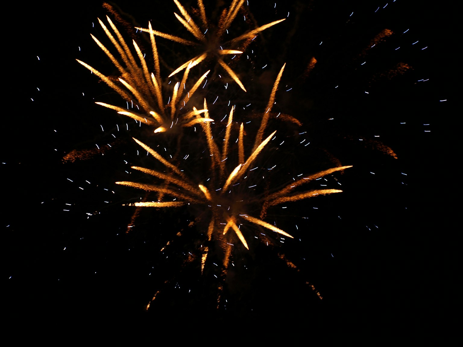 Schöne Explosion von Feuerwerk im Nachthimmel