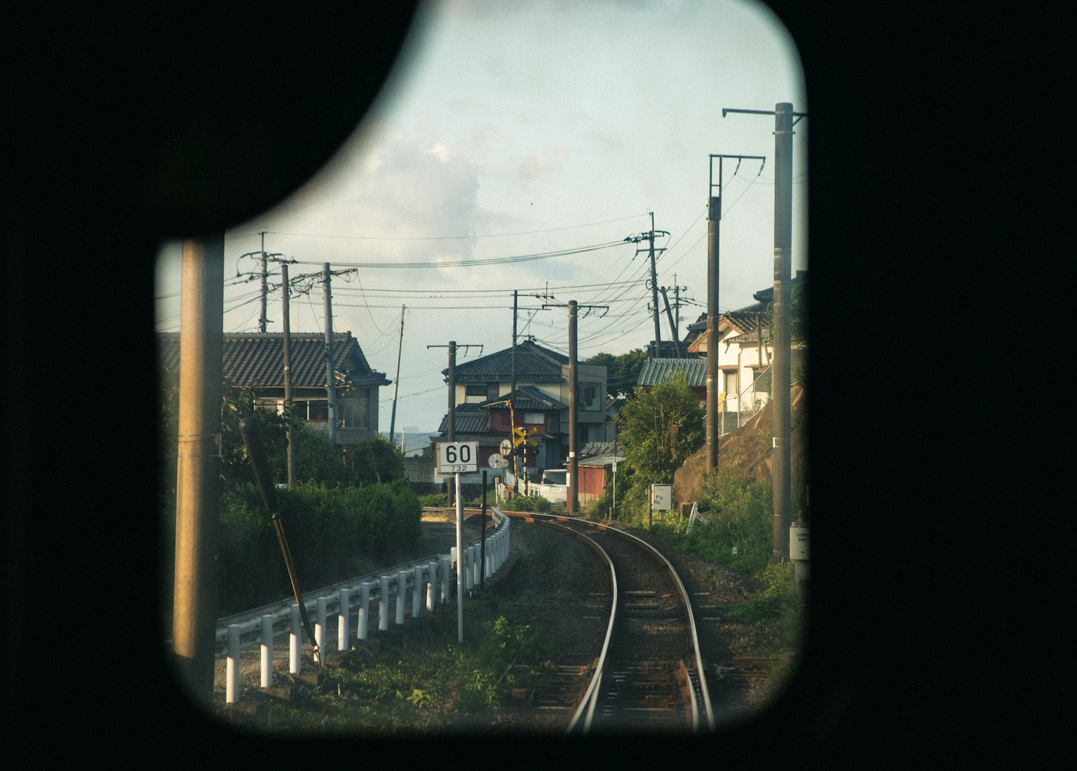 มุมมองของรางรถไฟและบ้านผ่านหน้าต่างรถไฟ