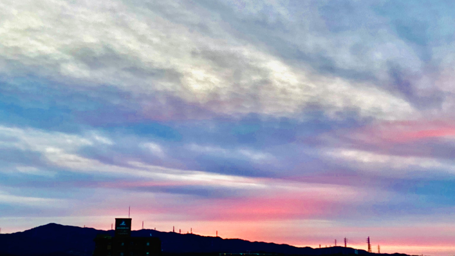 美麗的夕陽天空與雲彩和顏色