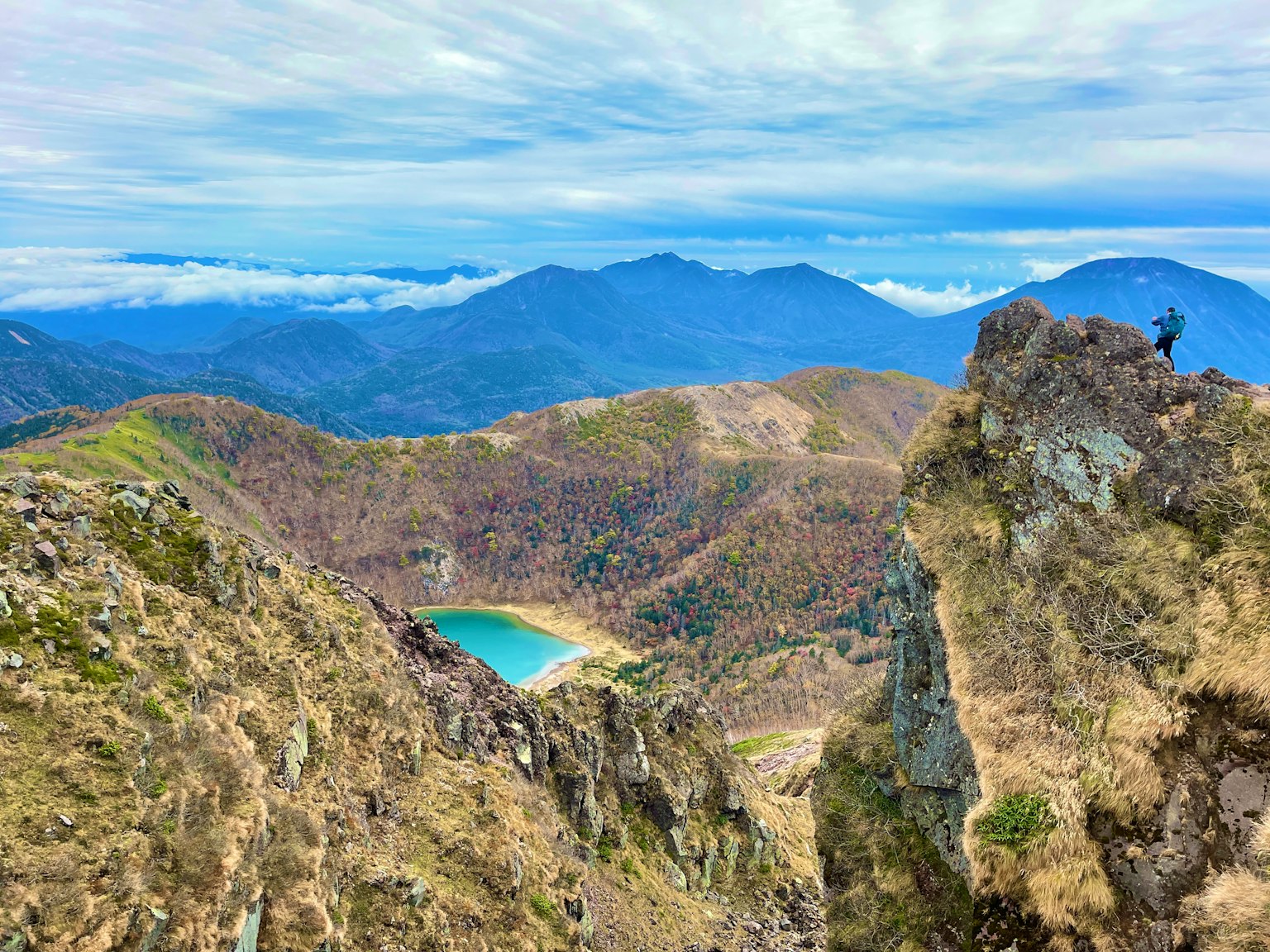 ทิวทัศน์ที่สวยงามจากยอดเขาที่มีทะเลสาบสีน้ำเงินและภูเขารอบๆ