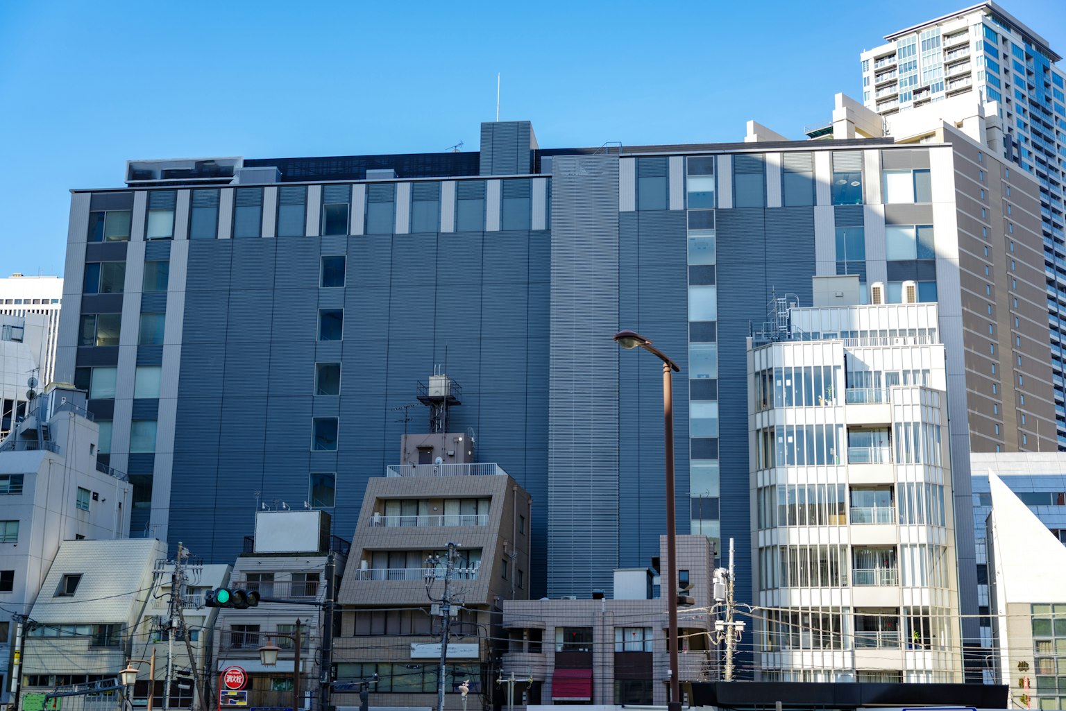 Fachada de un edificio moderno bajo un cielo azul