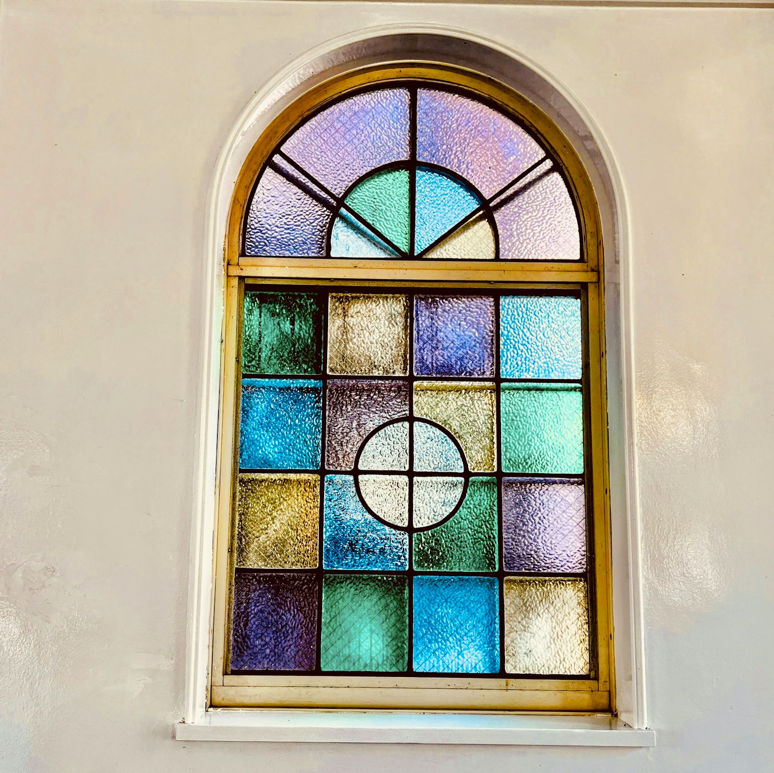 Hermosa ventana de vidrio de colores con patrones variados