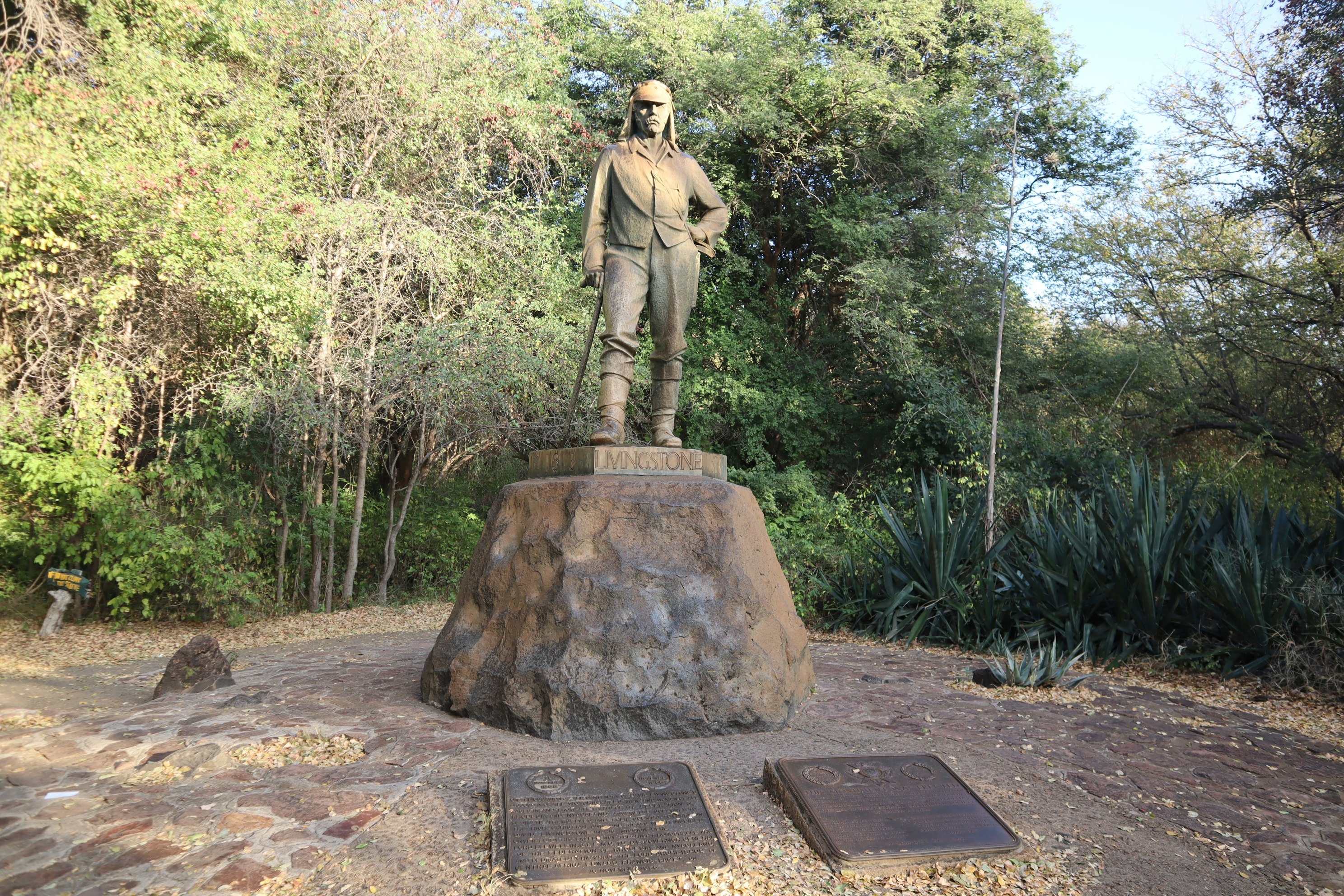 公園裡人物雕像底座與銘牌
