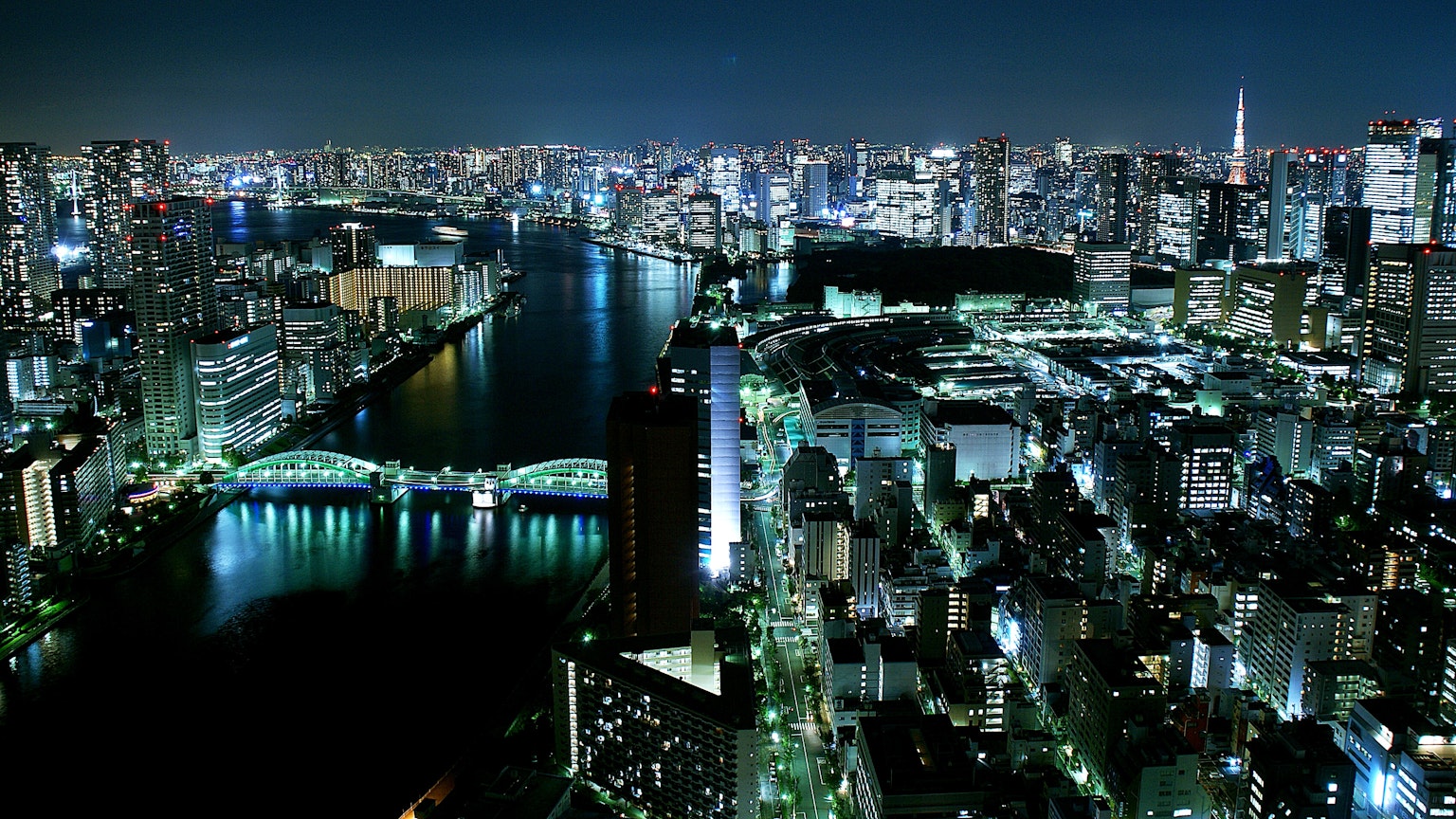 Paesaggio notturno di Tokyo con grattacieli e un fiume