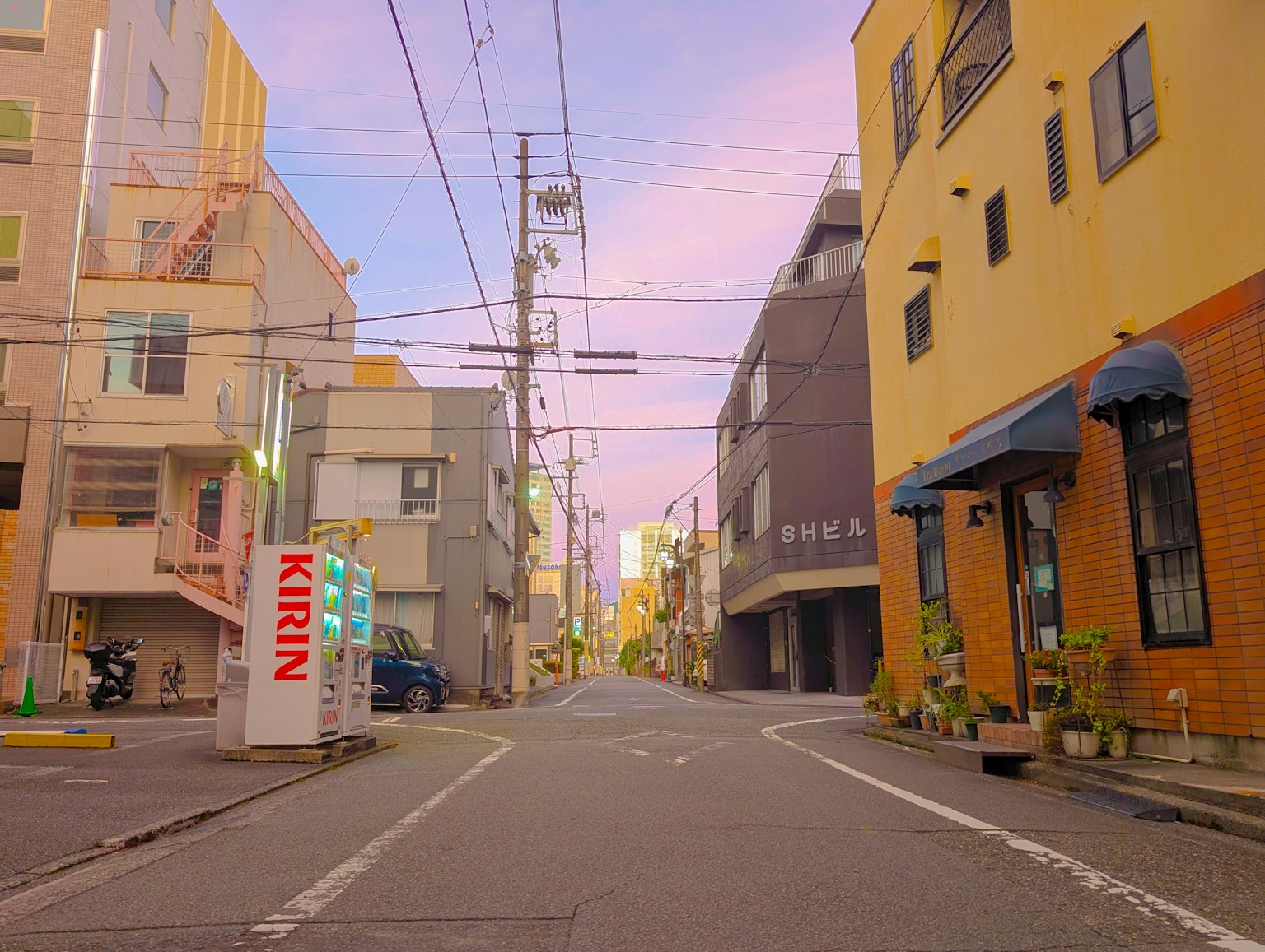 静かな街並みの風景　夕焼けの空と建物が映える
