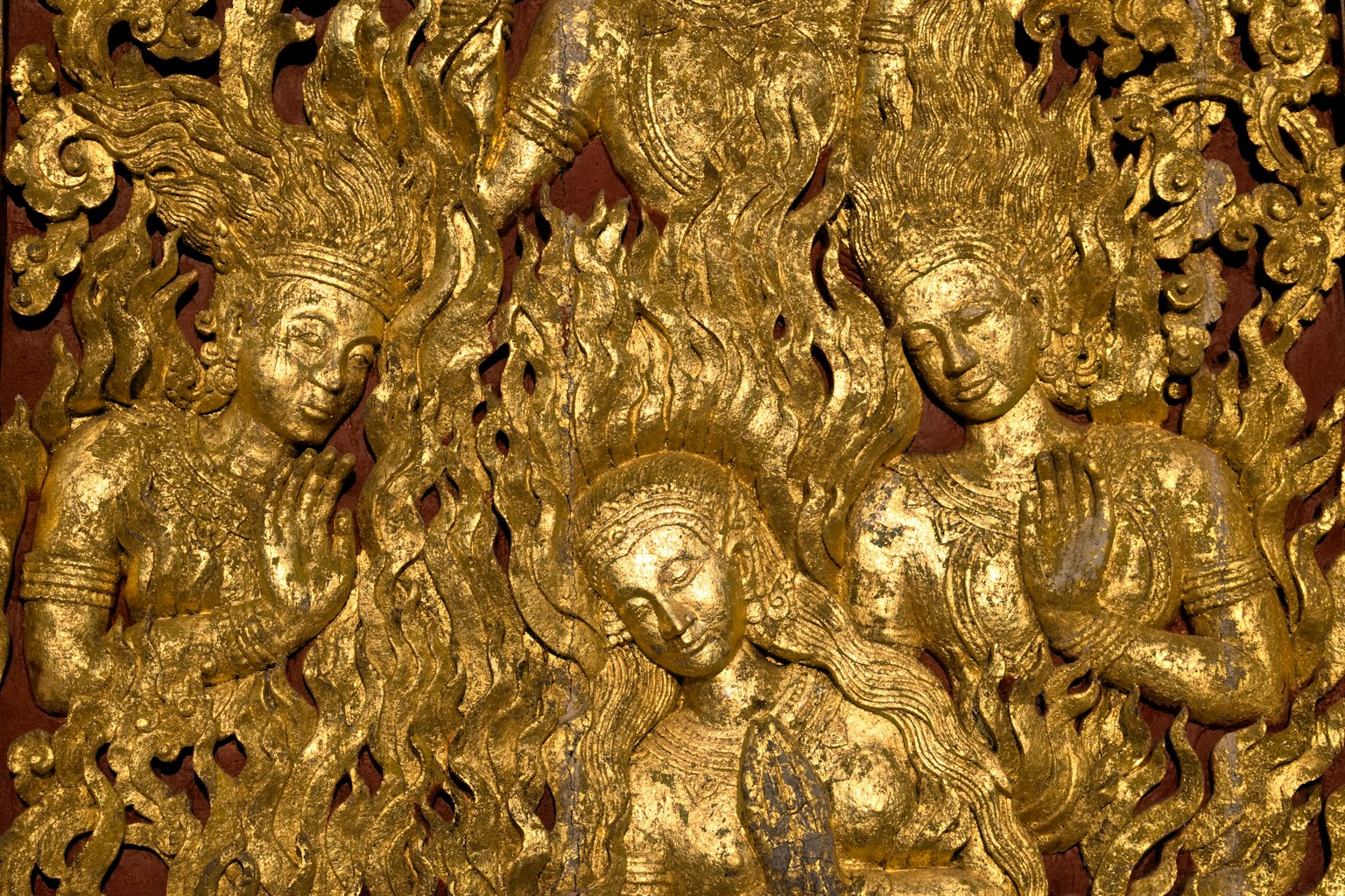 複雜的金色雕塑描繪了具有華麗細節的神聖人物