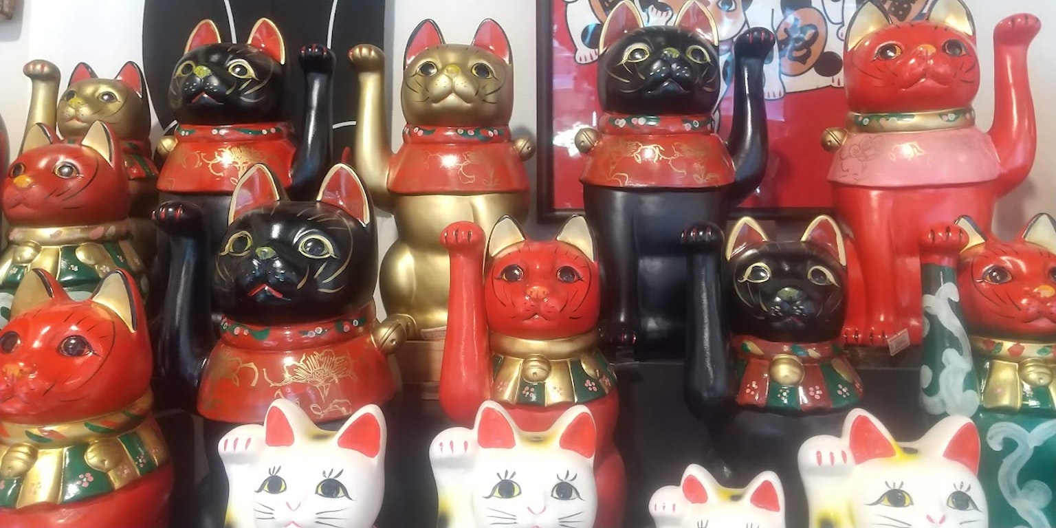 各种猫雕像的色彩斑斓展示