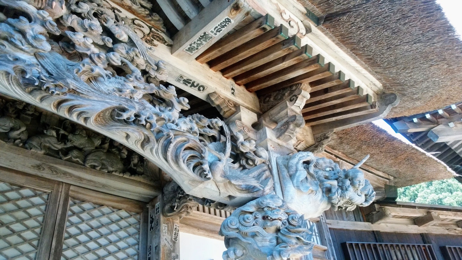 Intagli complessi su una struttura di tempio giapponese tradizionale
