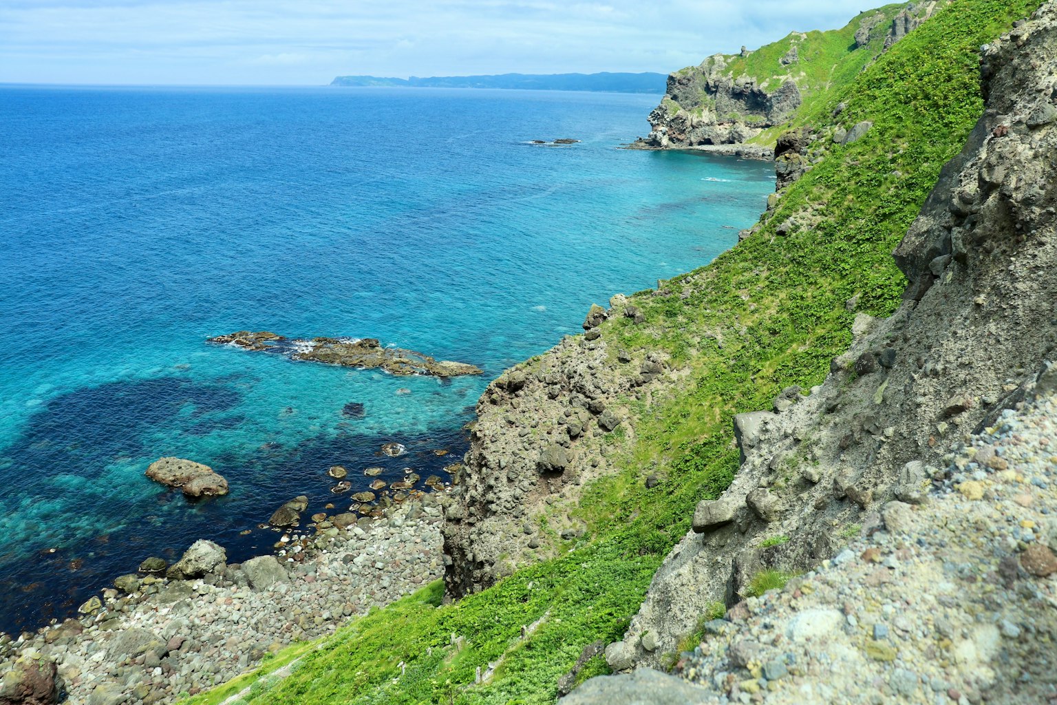 Côte magnifique avec mer bleue et falaises vertes