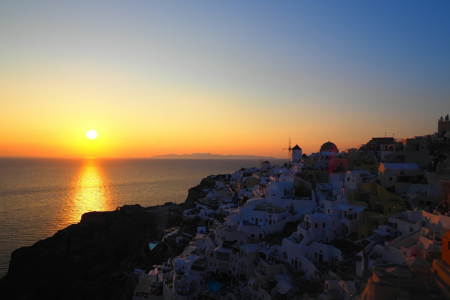 Hoàng hôn tuyệt đẹp trên biển ở Santorini những ngôi nhà trắng dọc theo sườn đồi