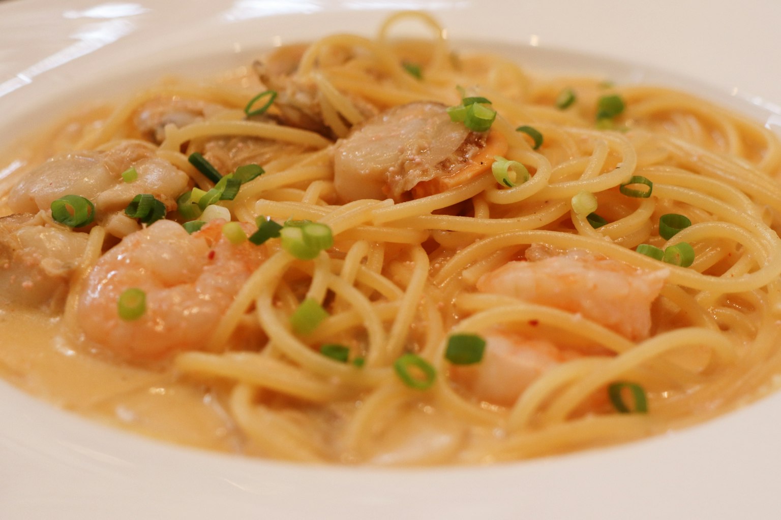 Cremige Pasta mit Garnelen und Jakobsmuscheln