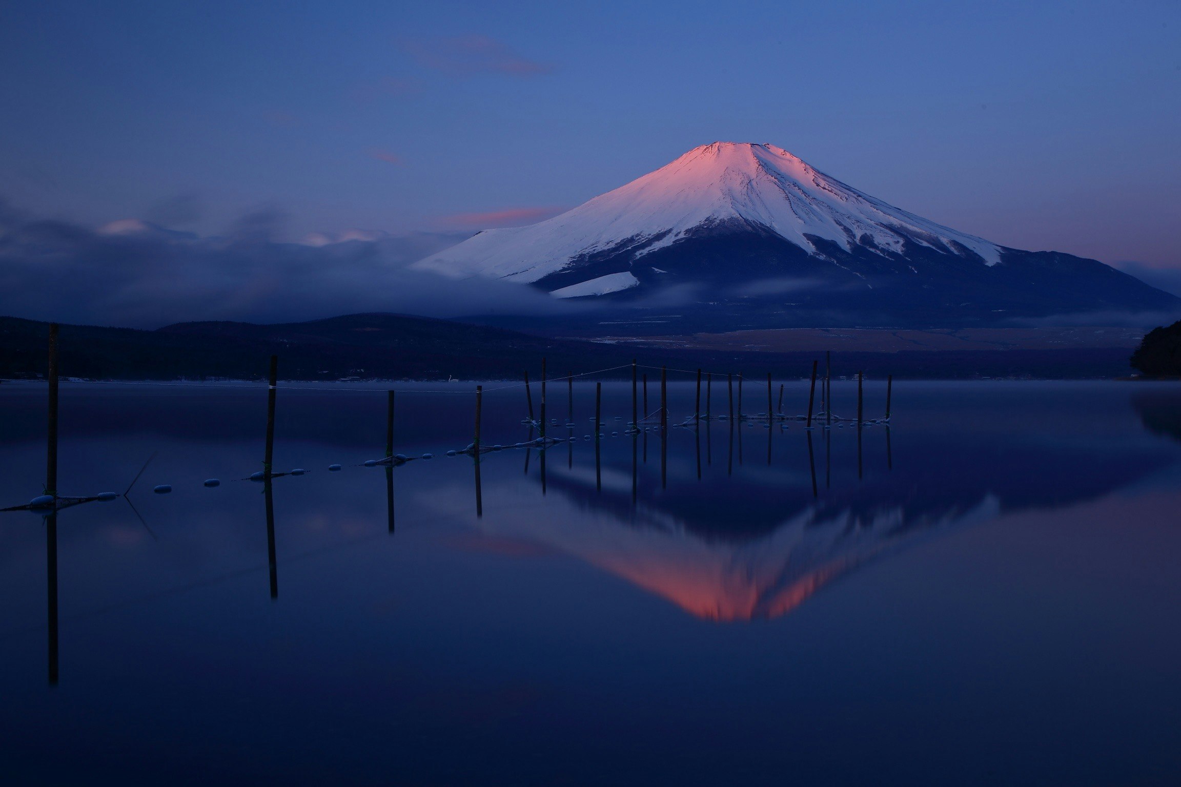 山中湖と逆さに映る富士山の夜景の湖面
