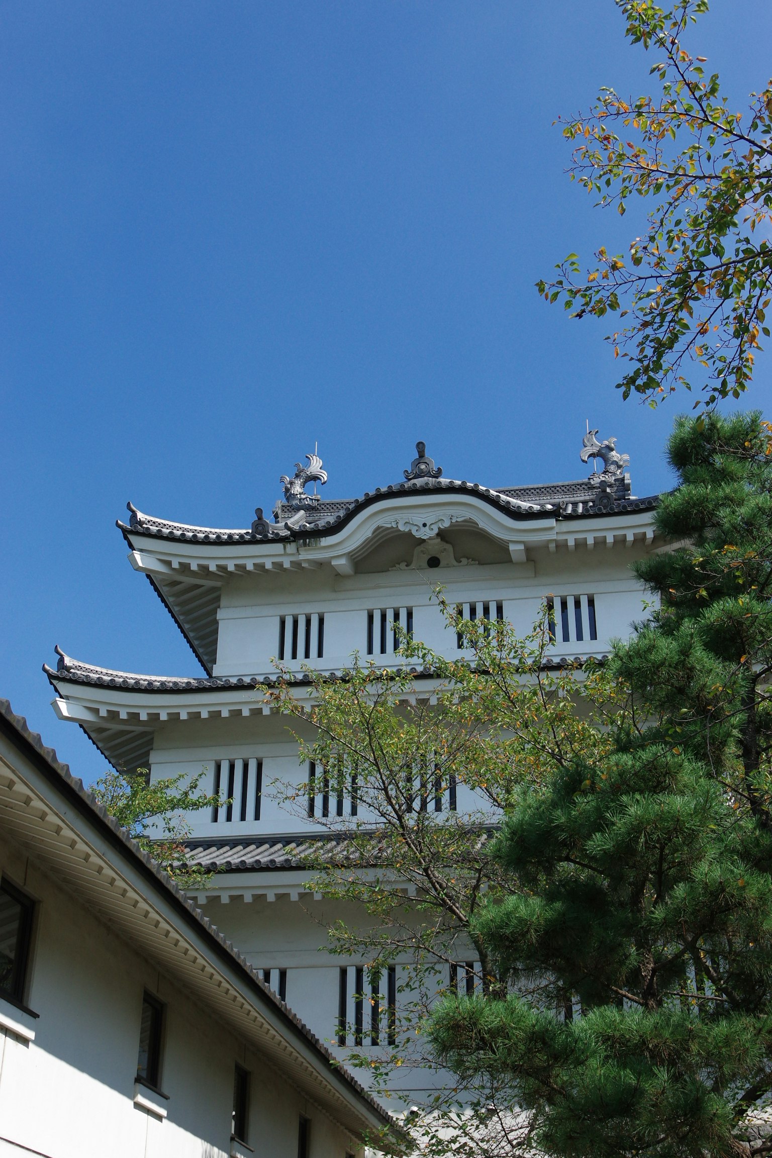 白色城堡塔与蓝天