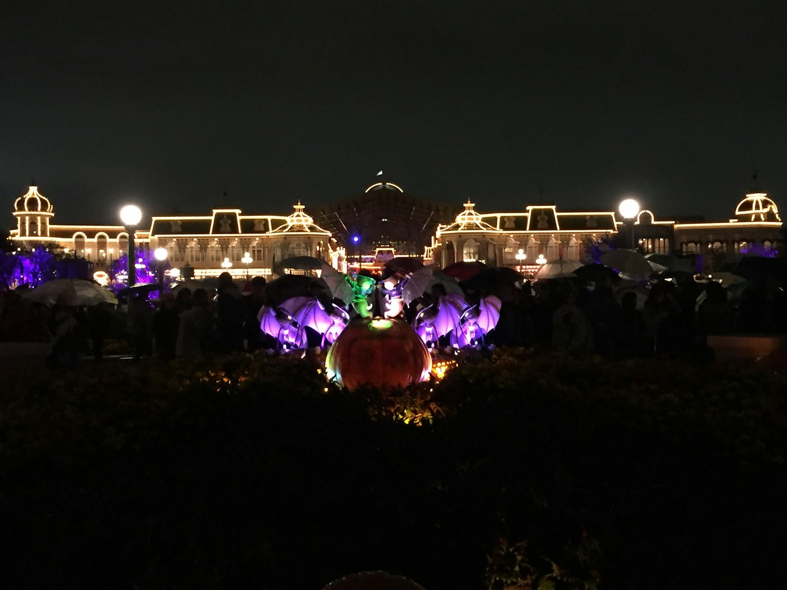 夜晚照明的主題公園建築與五彩繽紛的萬聖節裝飾