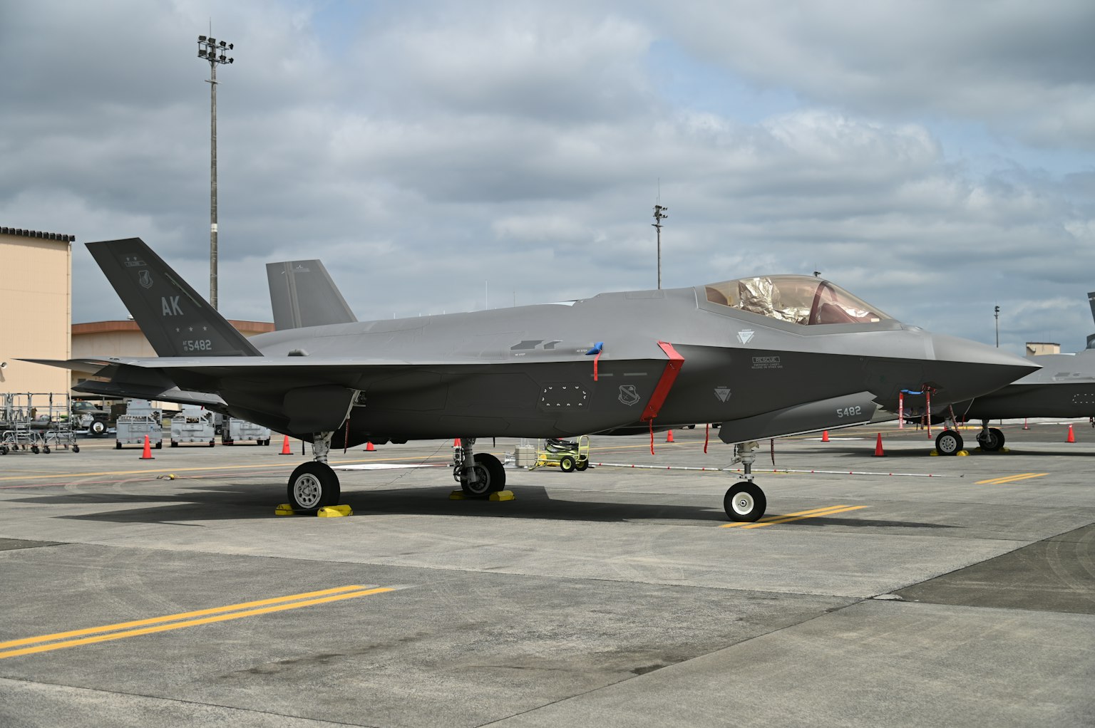 Caccia F-35 parcheggiato sulla pista con vernice grigia e design elegante