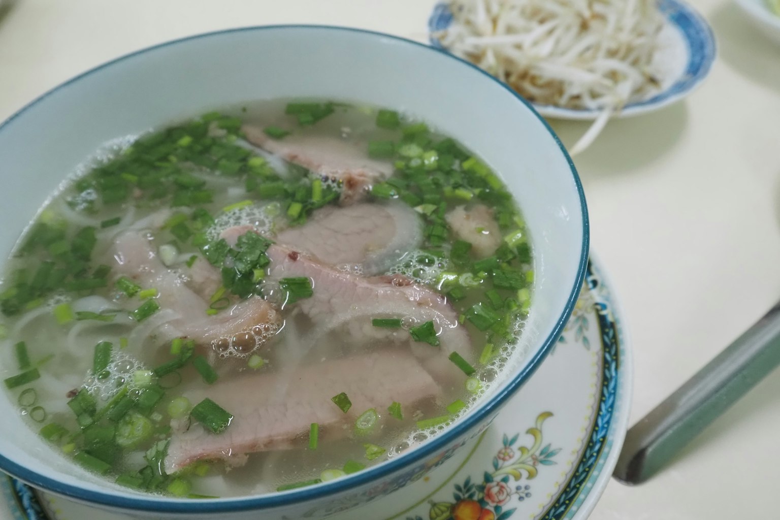 Mangkuk sup dengan hiasan rempah dan daging