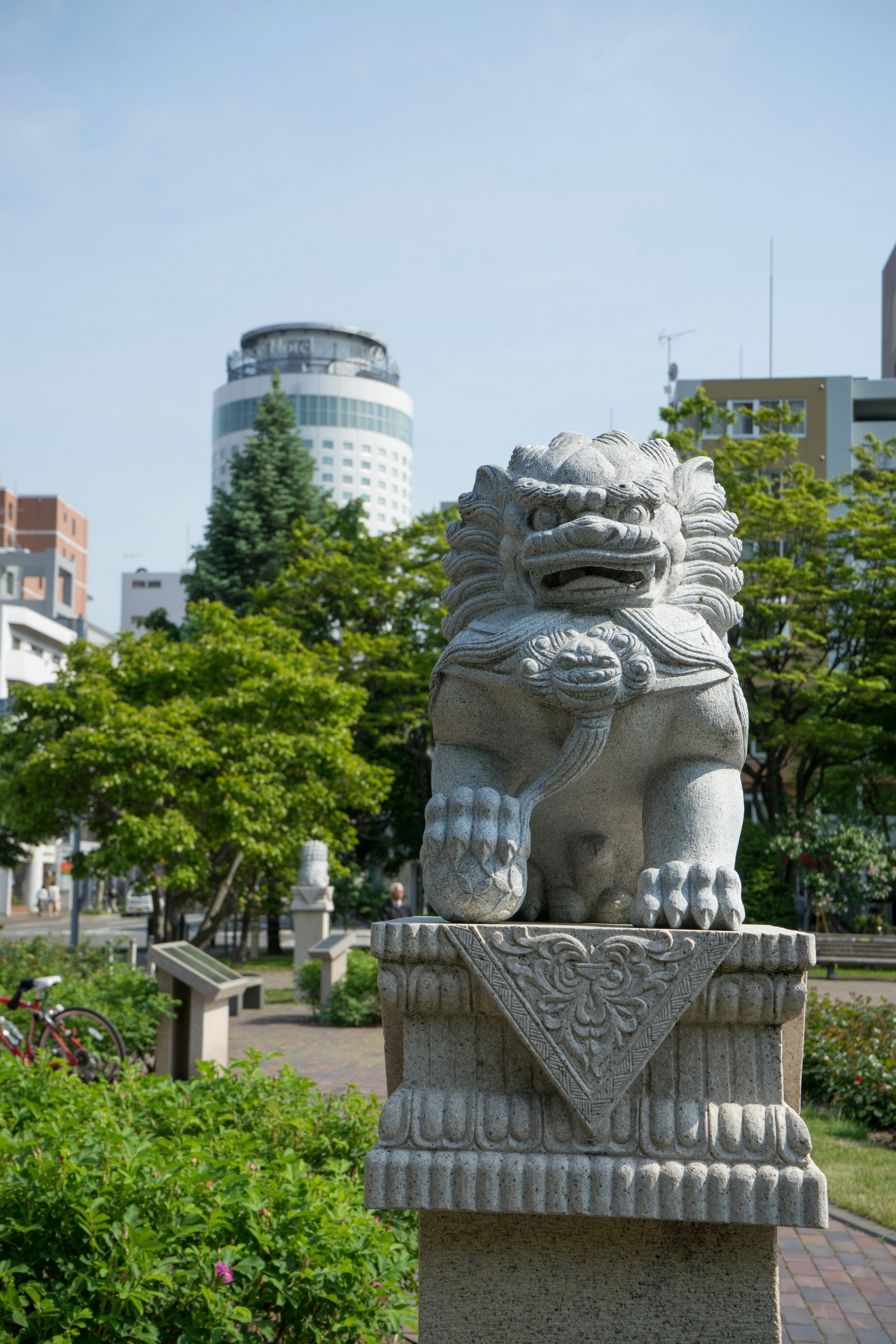 estatua de león de piedra en un parque urbano