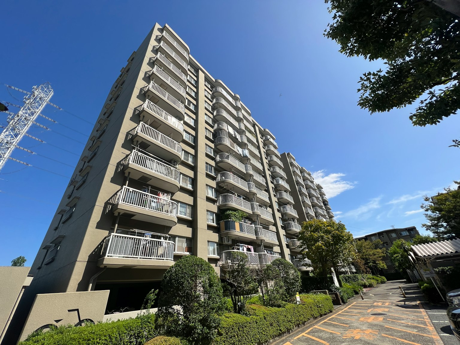高层公寓外观与绿植和蓝天