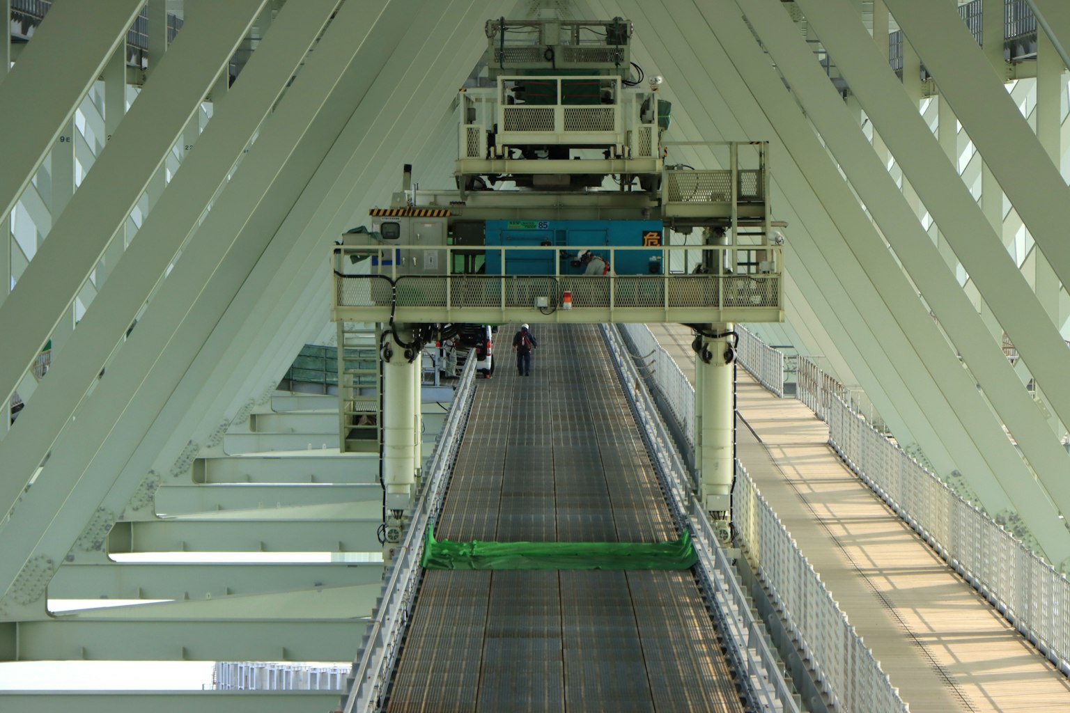 Espace industriel avec un convoyeur et des machines