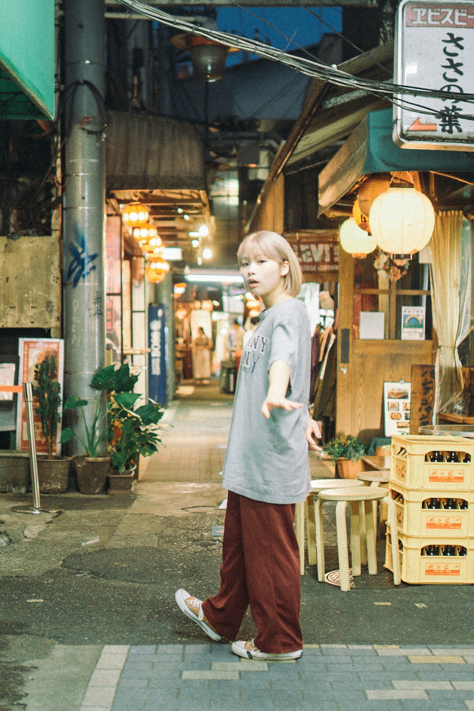 ผู้หญิงยืนโพสอยู่บนถนนในฉากกลางคืน