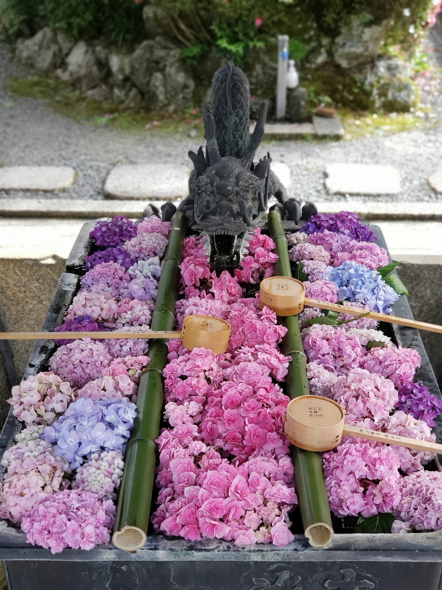 Bassin en pierre traditionnel décoré de fleurs pour une offre d'eau