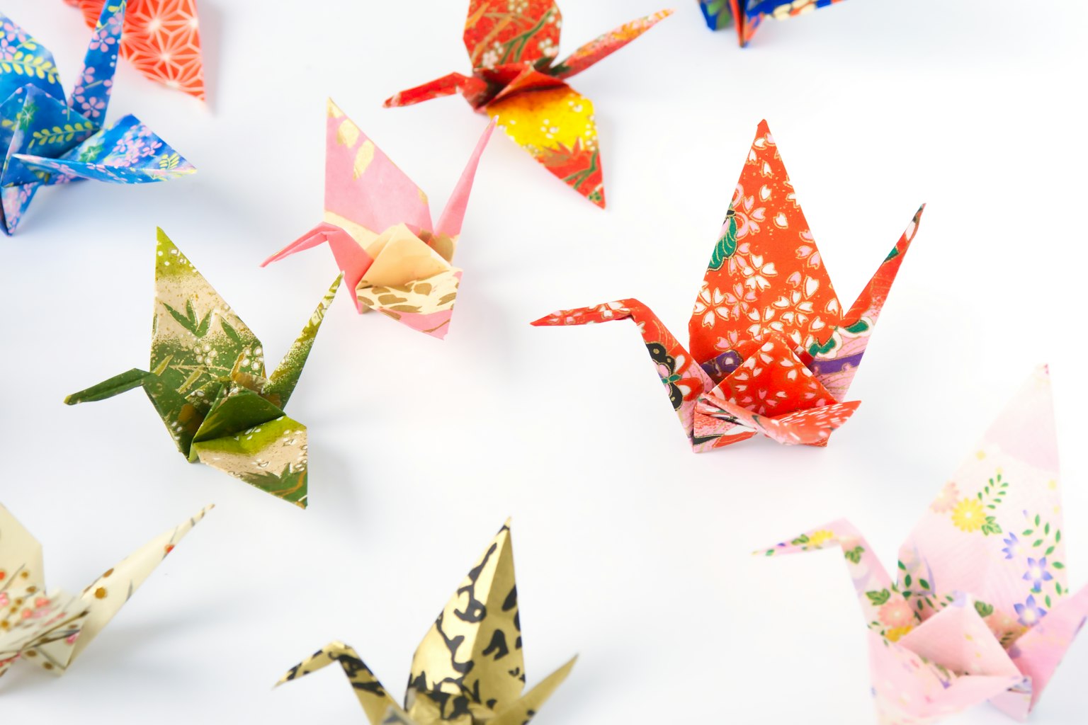 Des grues en origami colorées disposées de manière créative
