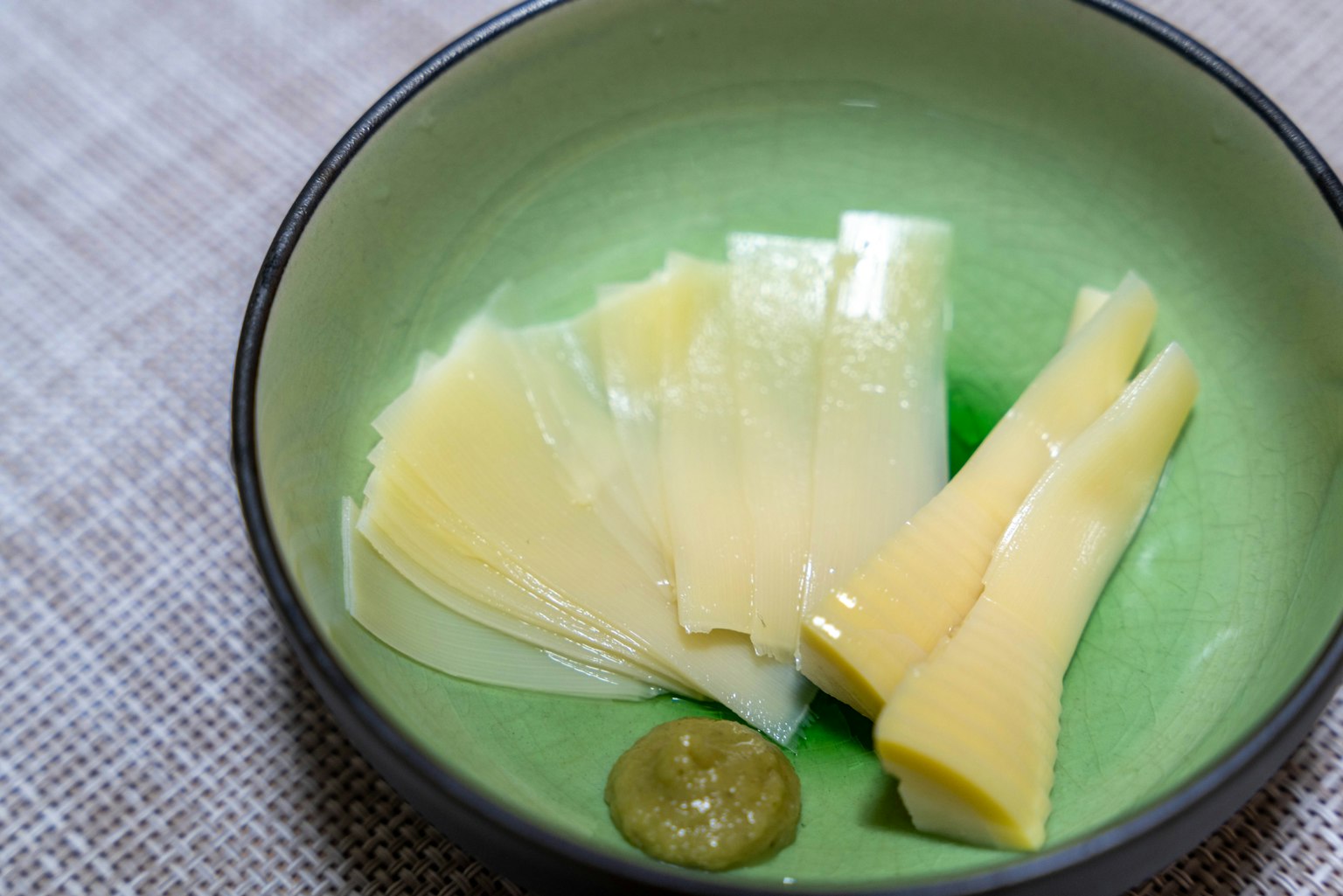 Fette di bambù e wasabi in una ciotola verde