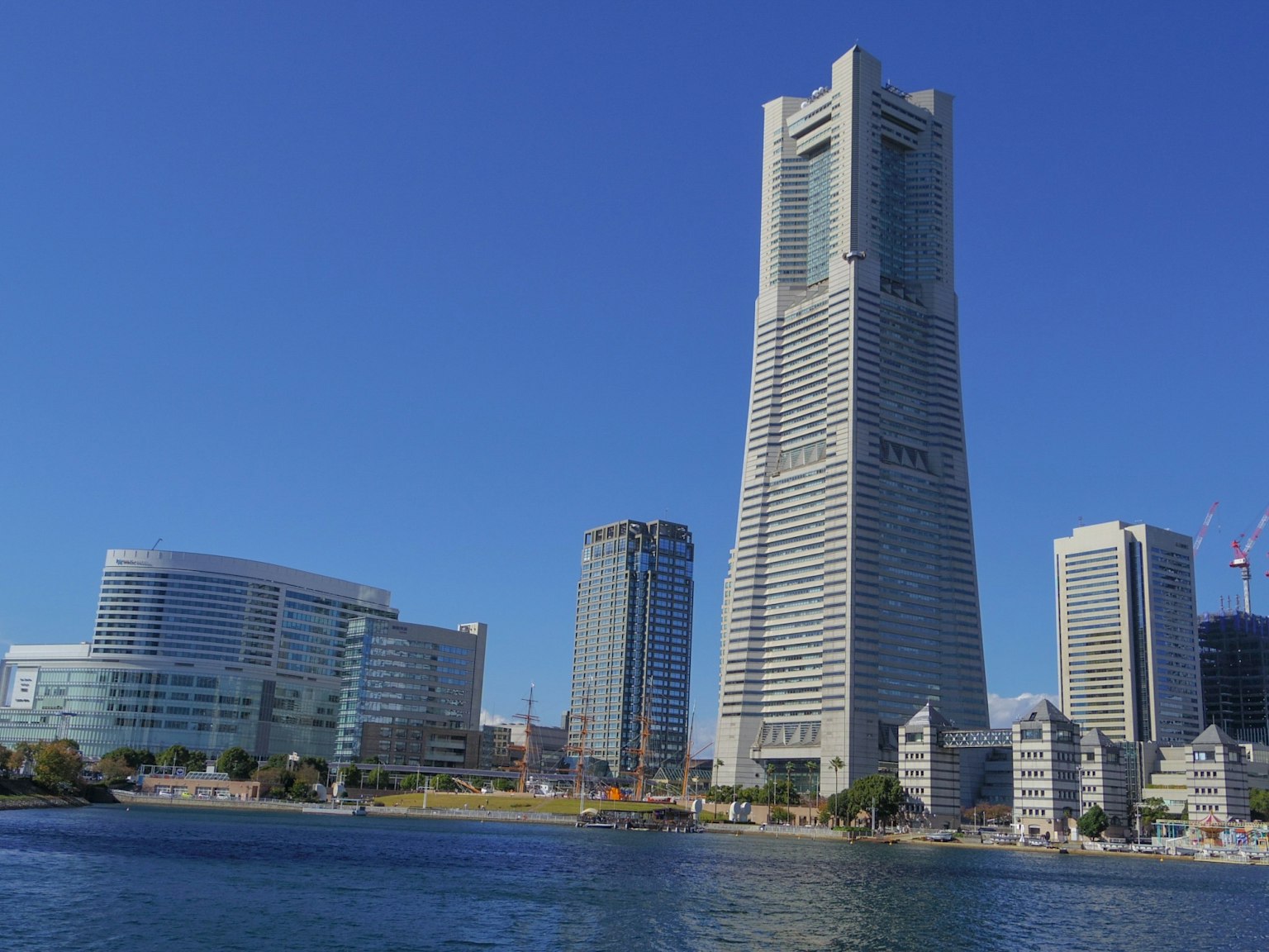 Skyline di Yokohama con grattacieli moderni e cielo blu chiaro