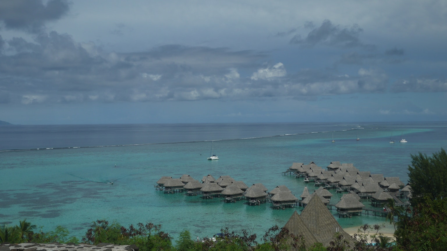 Vista panoramica dell'oceano blu e dei bungalow sull'acqua