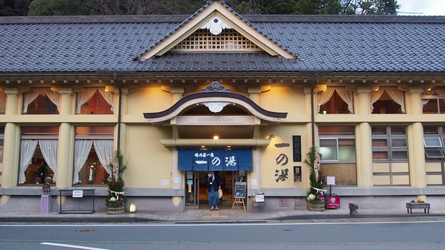 Esterno di un ryokan giapponese tradizionale con illuminazione calda e design classico