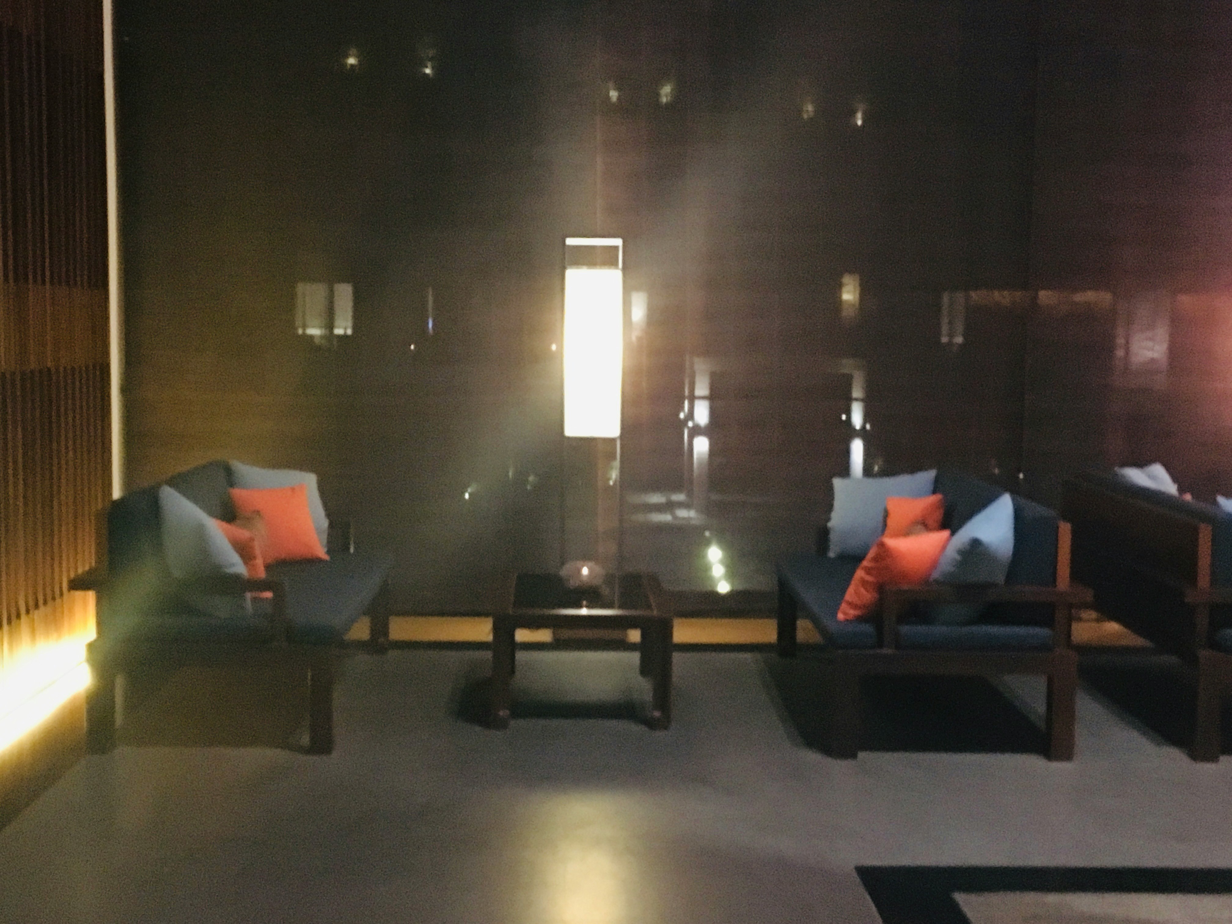 khu lounge trong nhà ánh sáng tông ấm, ghế sofa và bàn