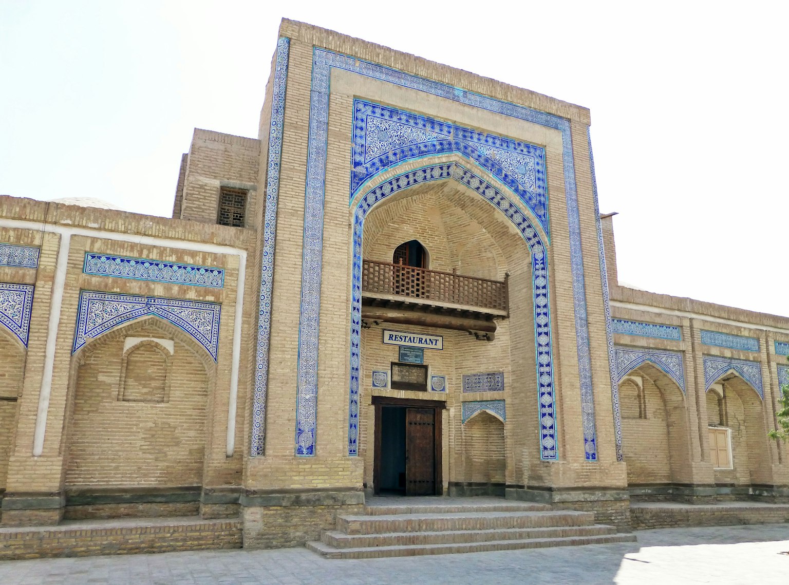 Entrata di un edificio storico decorata con piastrelle blu