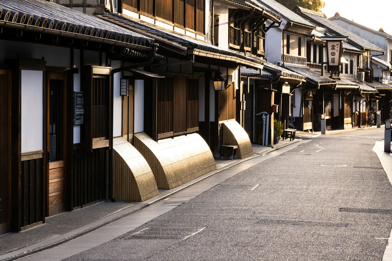 传统日本街道，木制建筑和宁静氛围