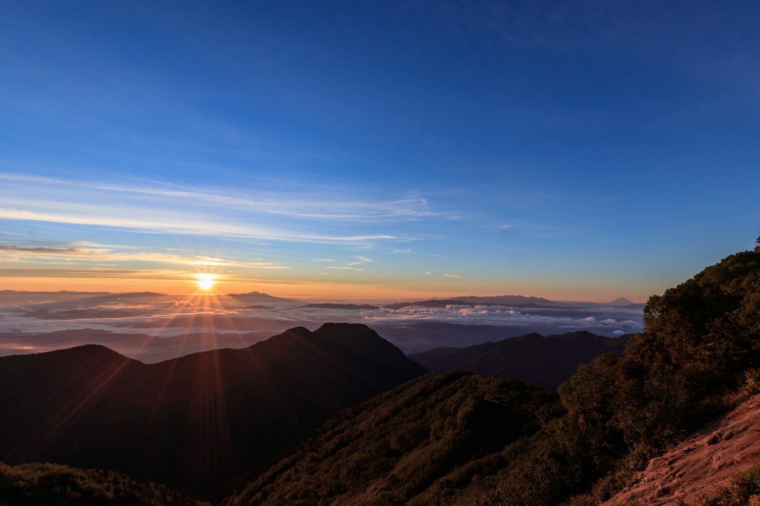 Stupendo paesaggio di montagne e tramonto