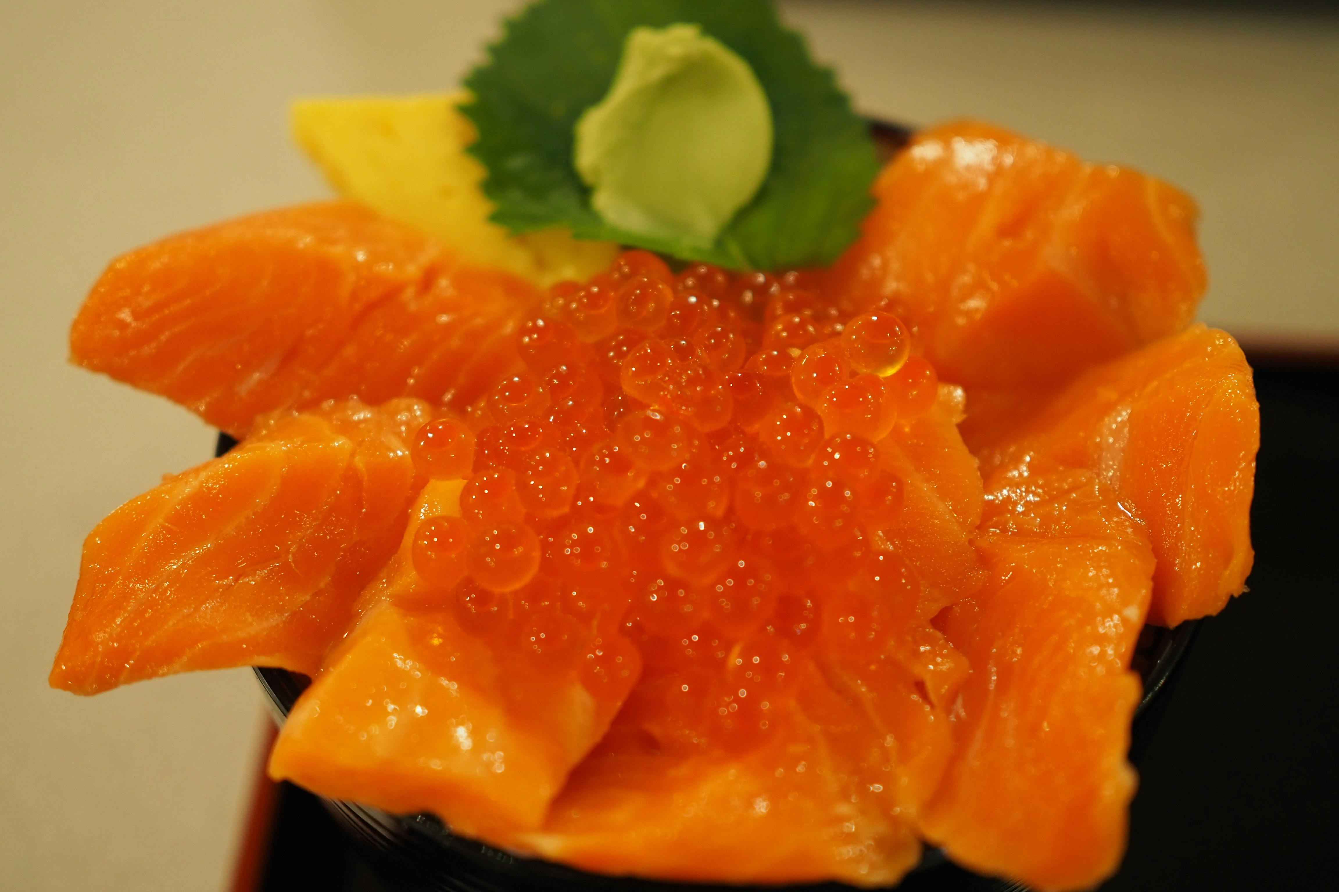 Nigiri salmon dengan telur salmon