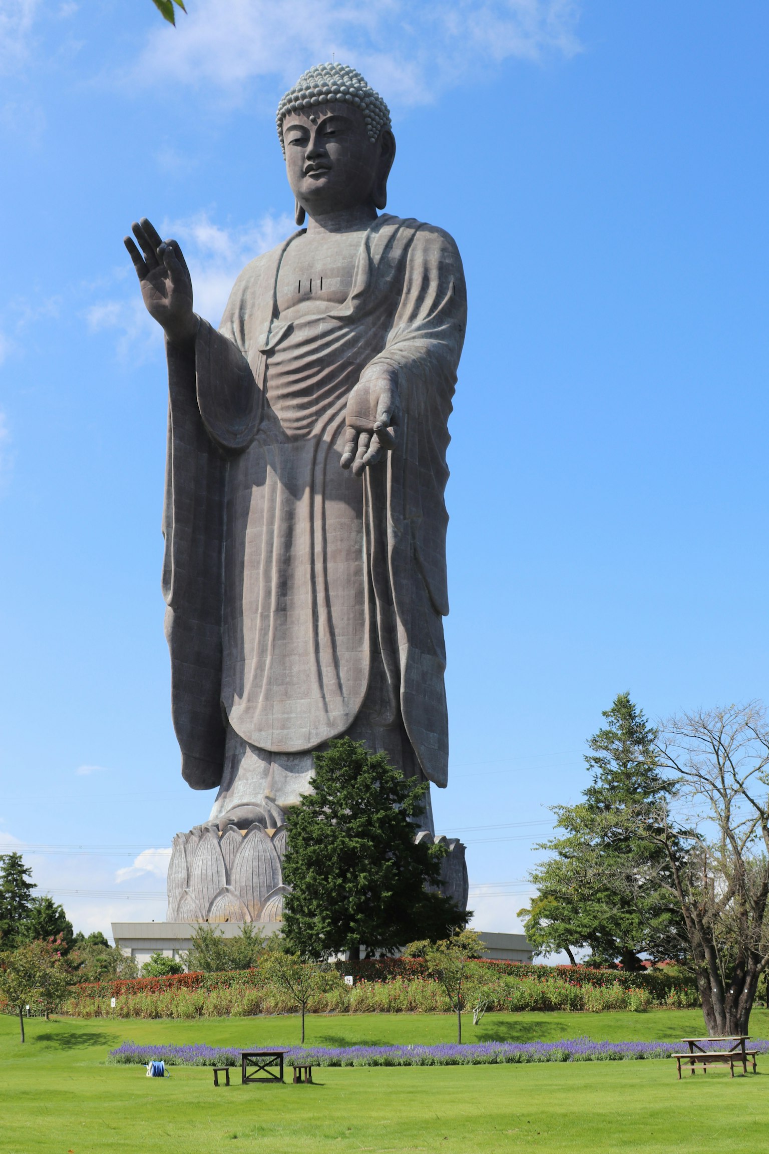 大型佛像矗立在藍天之下