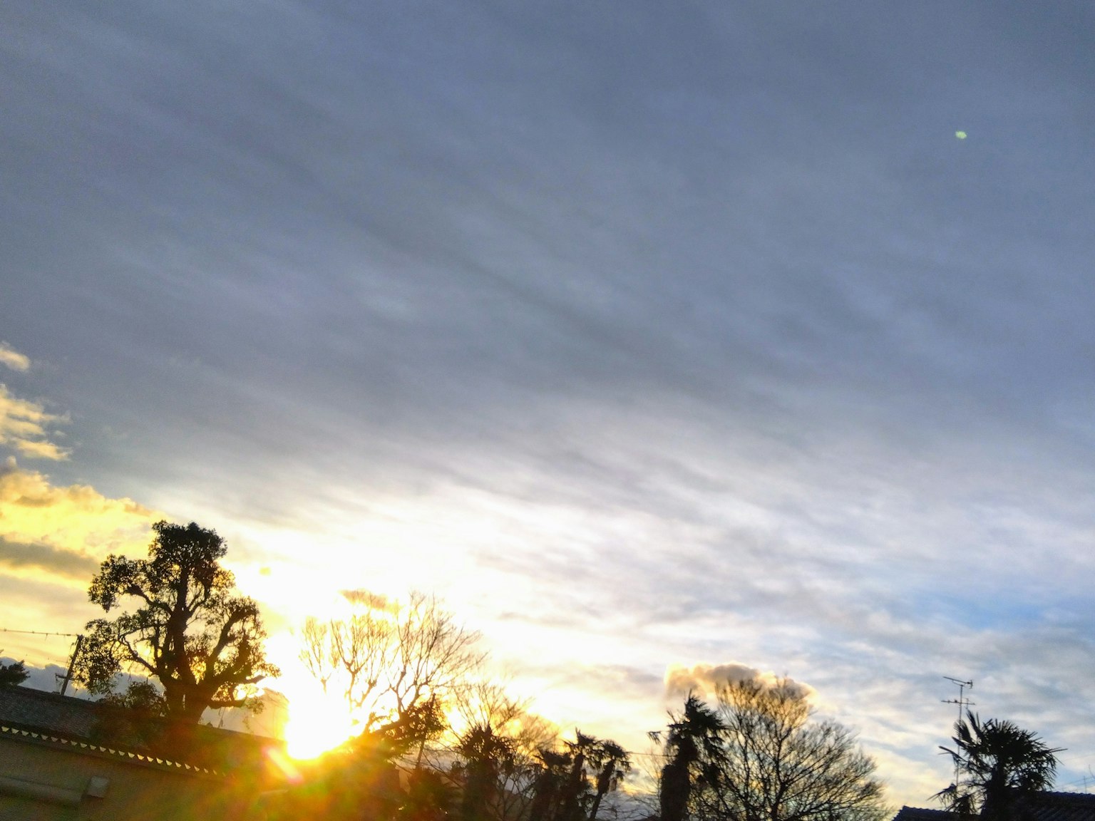 Schöner Sonnenuntergang mit Wolken am Himmel