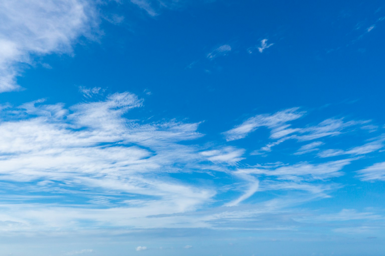 Ampio cielo blu con nuvole bianche sparse