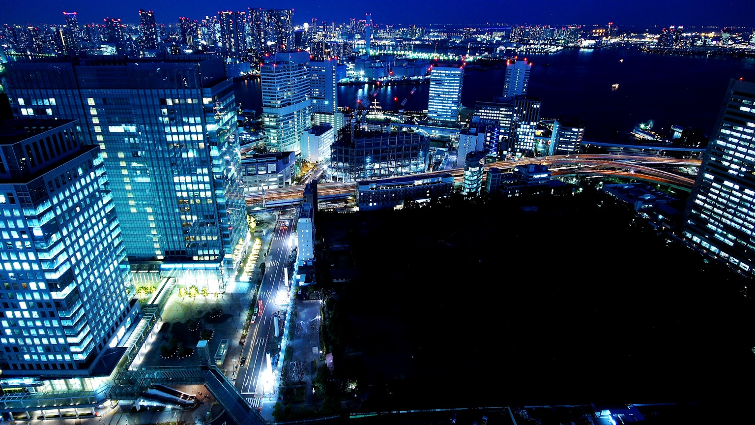 夜间城市的全景视图，亮灯的摩天大楼