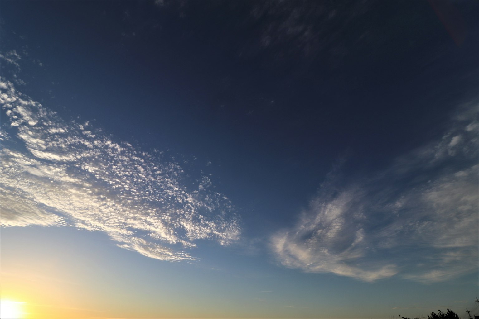 Paysage magnifique de ciel bleu et de nuages avec le coucher de soleil à l'horizon
